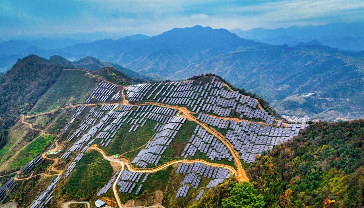 順發(fā)恒能臨安太陽鎮(zhèn)太源村11MW茶光互補(bǔ)項(xiàng)目并網(wǎng)發(fā)電